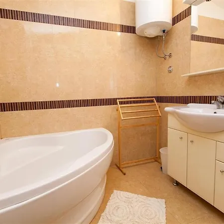 Apartment In 13719 *