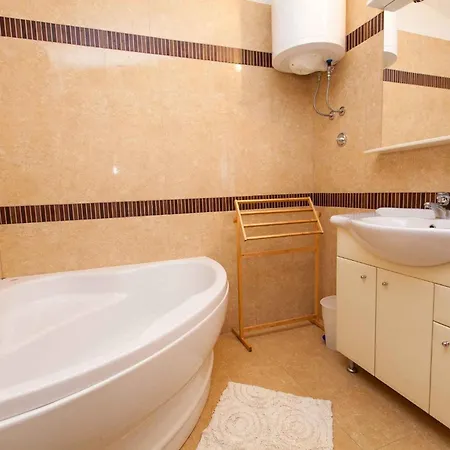In 13719 Apartment *