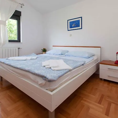 In 13719 Apartment *