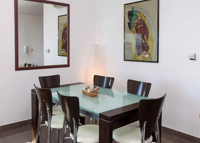 Apartment In 13719 *
